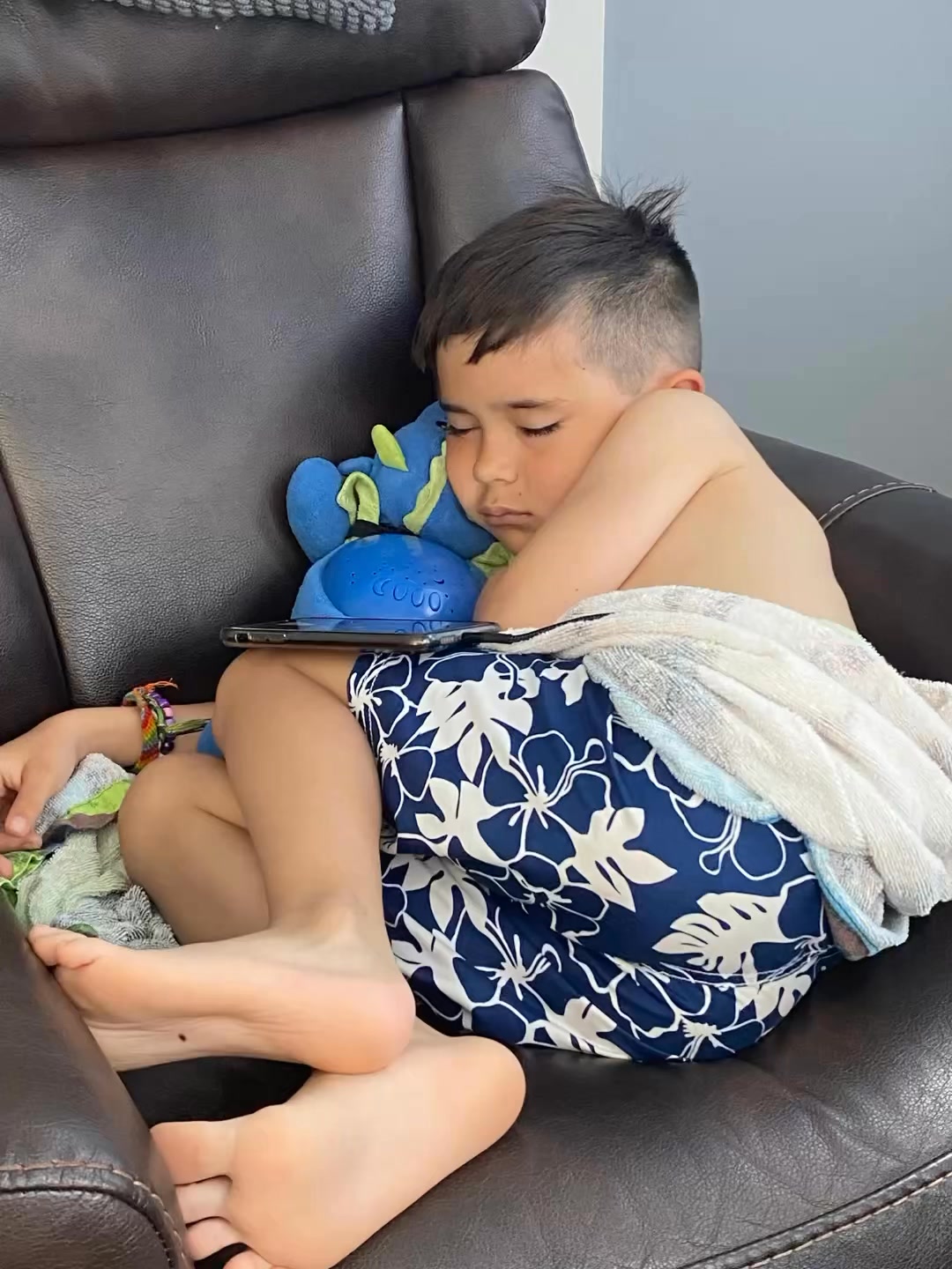 Bonne Fete a notre grand garçon de 11 ans !! 

On est très fier de toi Noah, tu es un garçon tellement gentil et toujours souriant 💖🎉💫

Quel beau privilège de te voir grandir 💙