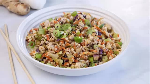 One of my go to meals when I’m in a hurry but still want to eat something healthy and tasty.
Chicken egg roll in a bowl !  Would you like to try it ?
